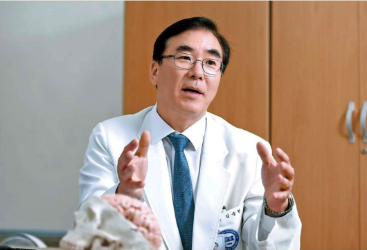 [건강한 가족] "치매 환자 치료에 약물만큼 더불어 사는 포용력 필요"